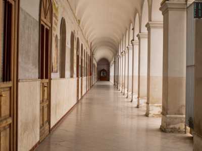 ...presenta un�architettura mediterranea ispirata ai porticati di Siviglia e di Madrid